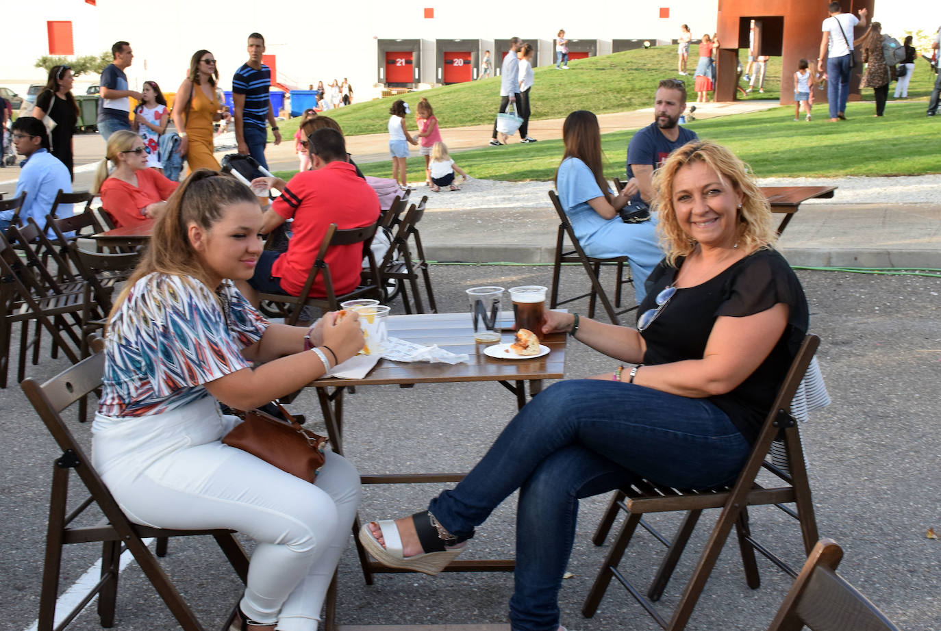 El museo Würth vivió anohe su tercera jornada musical del verano. Las propuestas musicales de los pinchadiscos Lourdes Madow y Mamily Men animaron la jornada al numeroso público que se acercó a la pradera de Agoncillo a disfrutar de la velada.