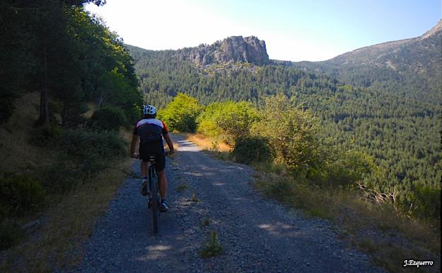 Imagen principal - Pista de subida a Santa Inés, vista desde el Alto de los Tres Mojones y fuente de la Miel.