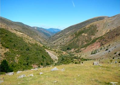 Imagen secundaria 1 - Descenso del valle del Urbión, vista hacia el norte del valle y caseta del ermitaño 'Águila Solitaria'.