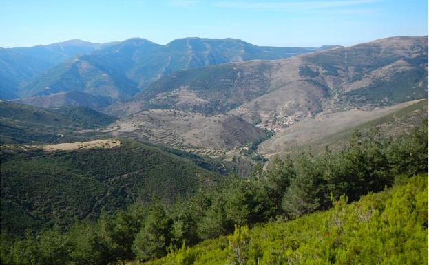 Imagen principal - Vista de Ventrosa y la Demanda y senderos en la zona del monte Cuervo, en la Sierra de Castejón.