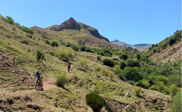 Imagen principal - Descenso del valle del Urbión, vista hacia el norte del valle y caseta del ermitaño 'Águila Solitaria'.