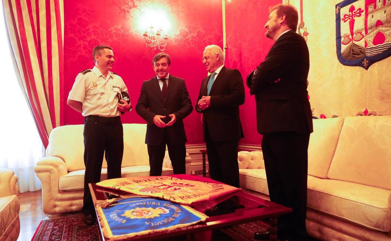 Momento de la entrega de la bandera, este miércoles, en el 'palacete' regional.