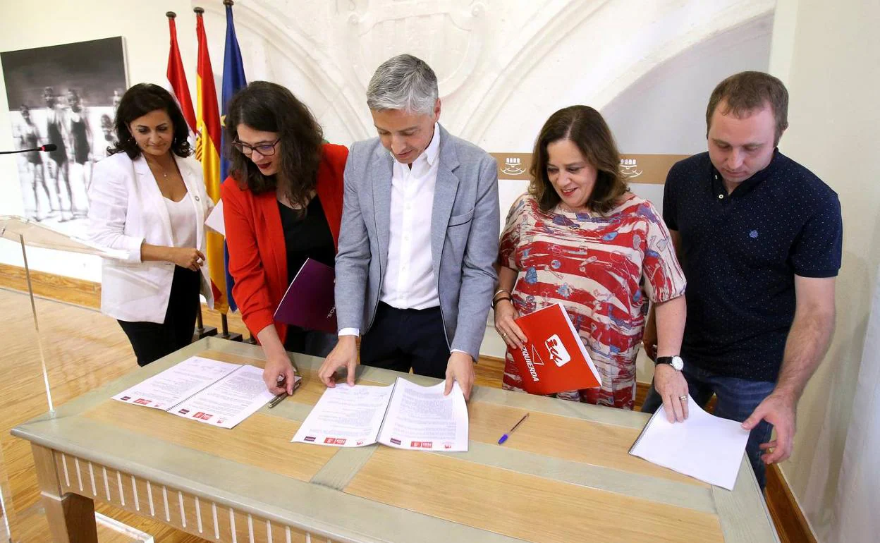 A consultas en el Parlamento, en el PSOE y en Podemos