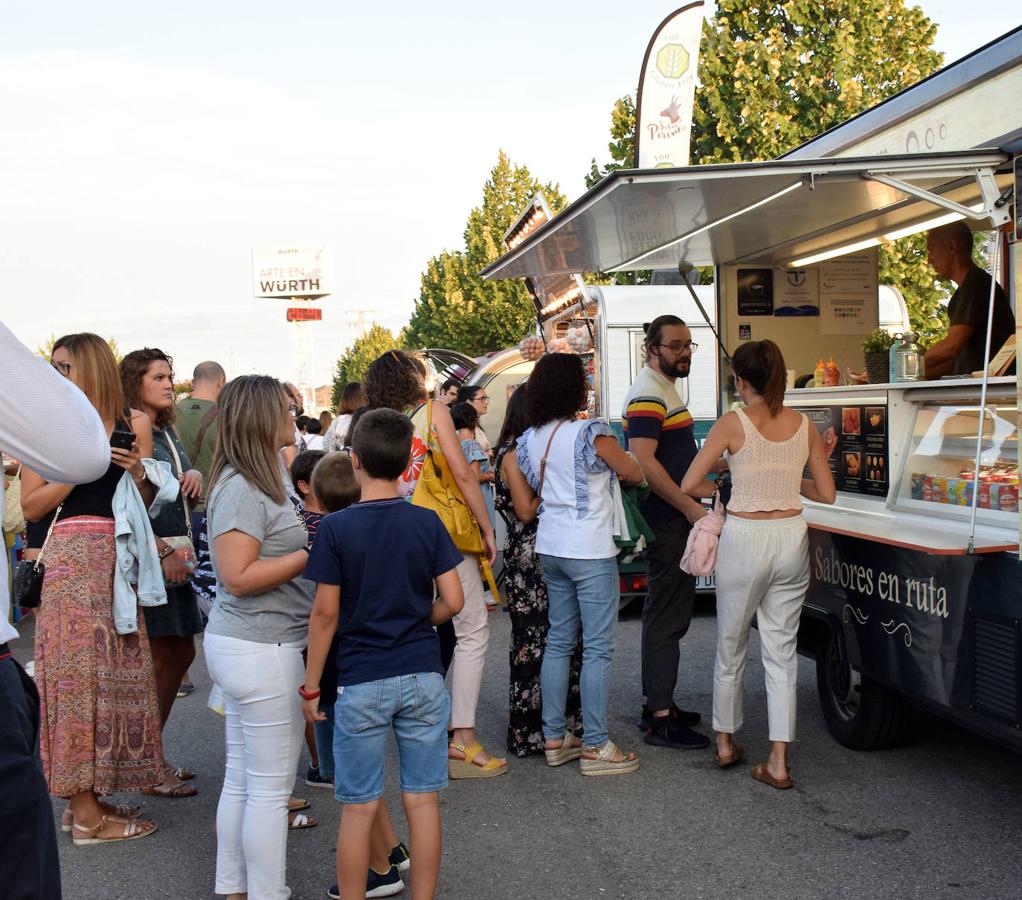 El museo Würth vivió anohe su tercera jornada musical del verano. Las propuestas musicales de los pinchadiscos Lourdes Madow y Mamily Men animaron la jornada al numeroso público que se acercó a la pradera de Agoncillo a disfrutar de la velada.