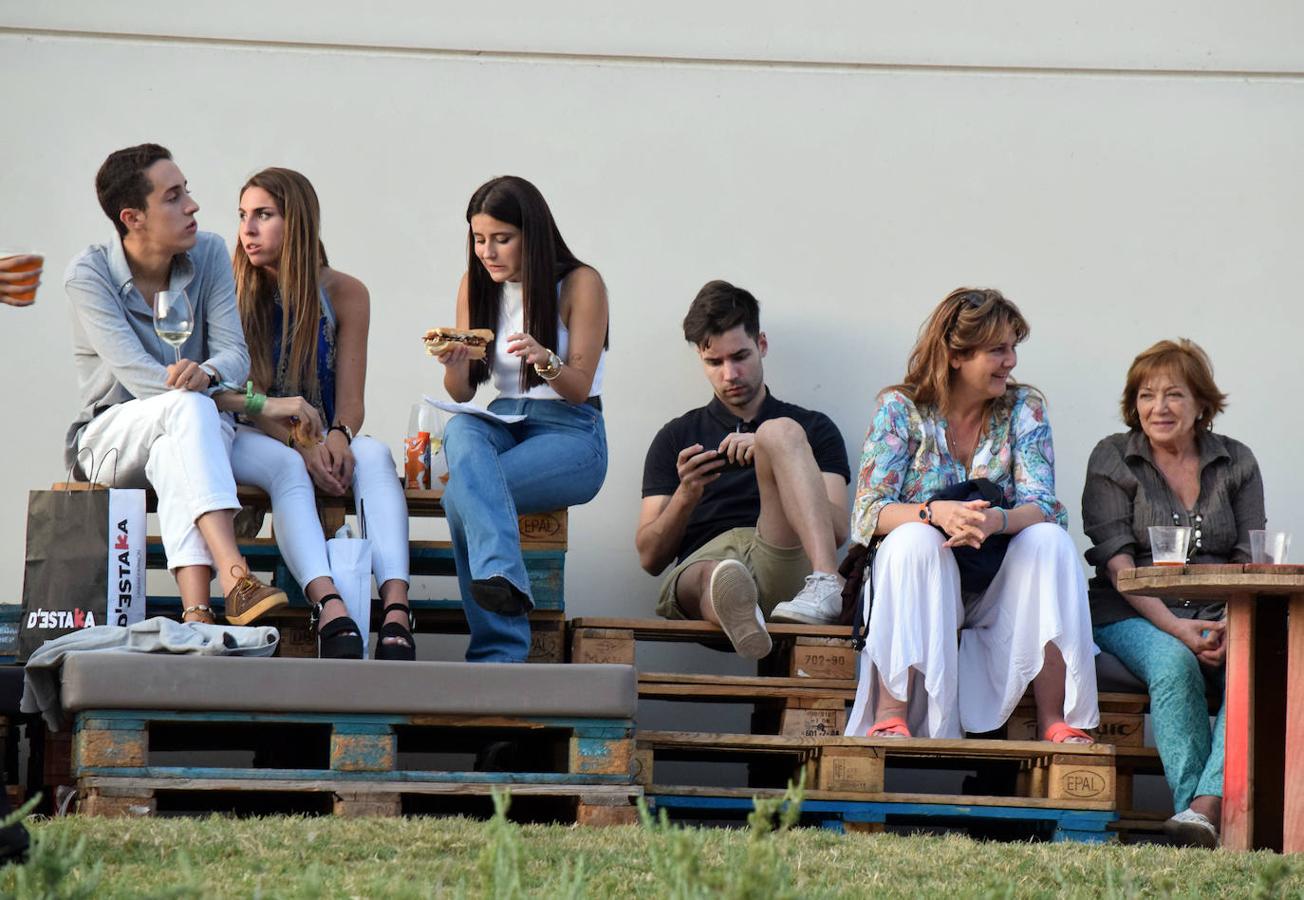 El museo Würth vivió anohe su tercera jornada musical del verano. Las propuestas musicales de los pinchadiscos Lourdes Madow y Mamily Men animaron la jornada al numeroso público que se acercó a la pradera de Agoncillo a disfrutar de la velada.