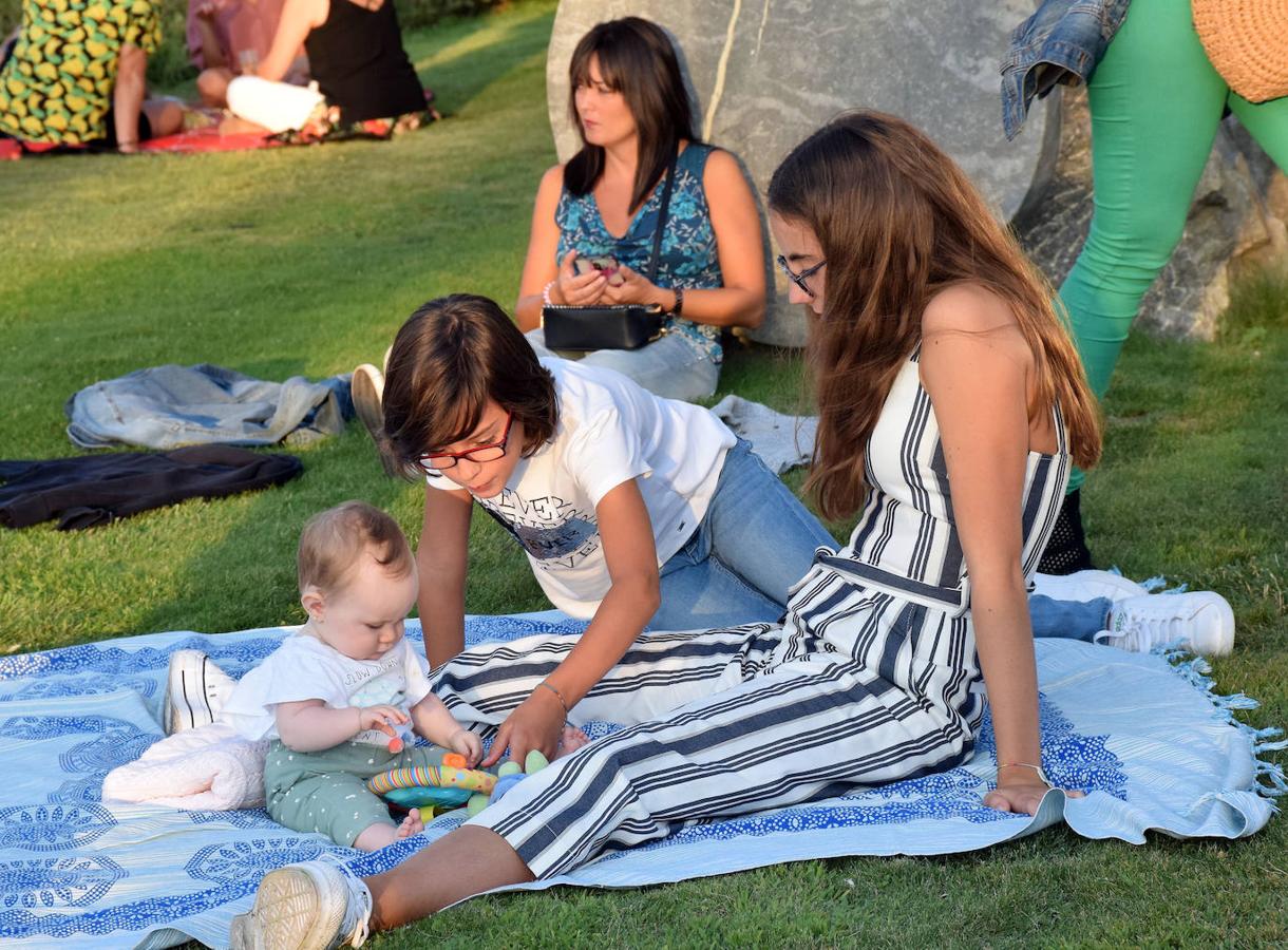 El museo Würth vivió anohe su tercera jornada musical del verano. Las propuestas musicales de los pinchadiscos Lourdes Madow y Mamily Men animaron la jornada al numeroso público que se acercó a la pradera de Agoncillo a disfrutar de la velada.