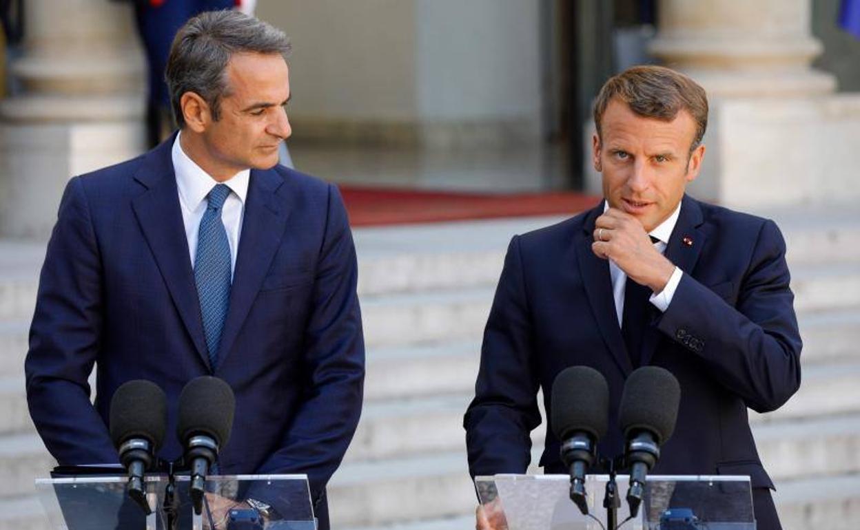 El primer ministro griego, Kyriakos Mitsotakis, y el presidente francés, Emmanuel Macron durante su encuentro en París. 