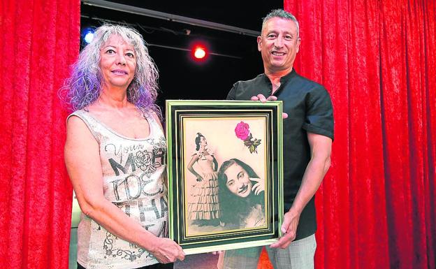 Aurora (la hermana mayor) y Carlos, en una imagen tomada días pasados en la academia familiar, en la calle Villamediana, 33, de Logroño, en la que la gran Aurora Infante está presente en numerosas fotos, trofeos y recuerdos. «Aquí hay un legado muy importante de ella y Aurora ha sido clave para que el centro sea un referente», dice Carlos