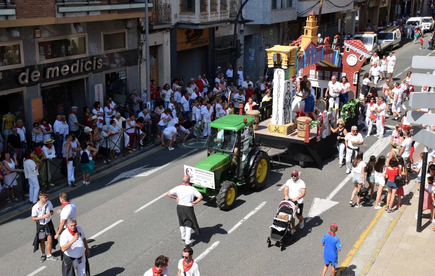 Fotos: Desfile de carrozas en las fiestas de Calahorra