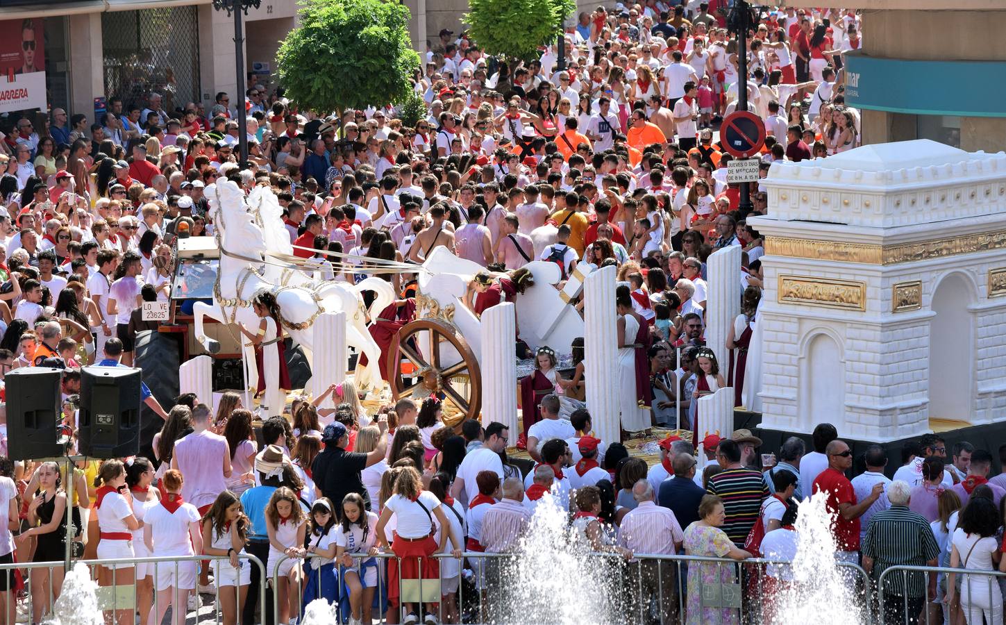 Fotos: Desfile de carrozas en las fiestas de Calahorra