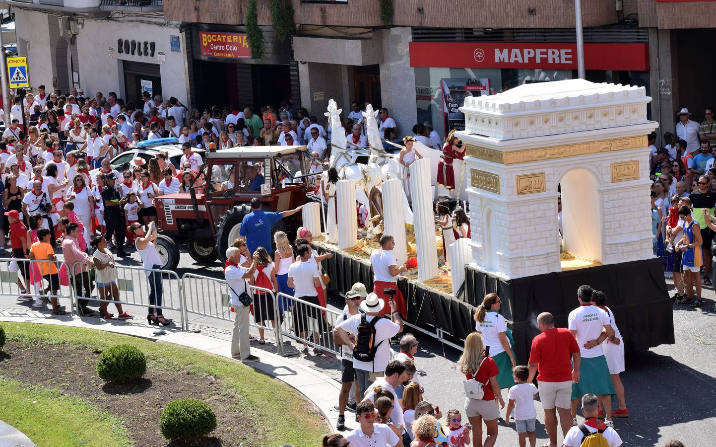 Fotos: Desfile de carrozas en las fiestas de Calahorra