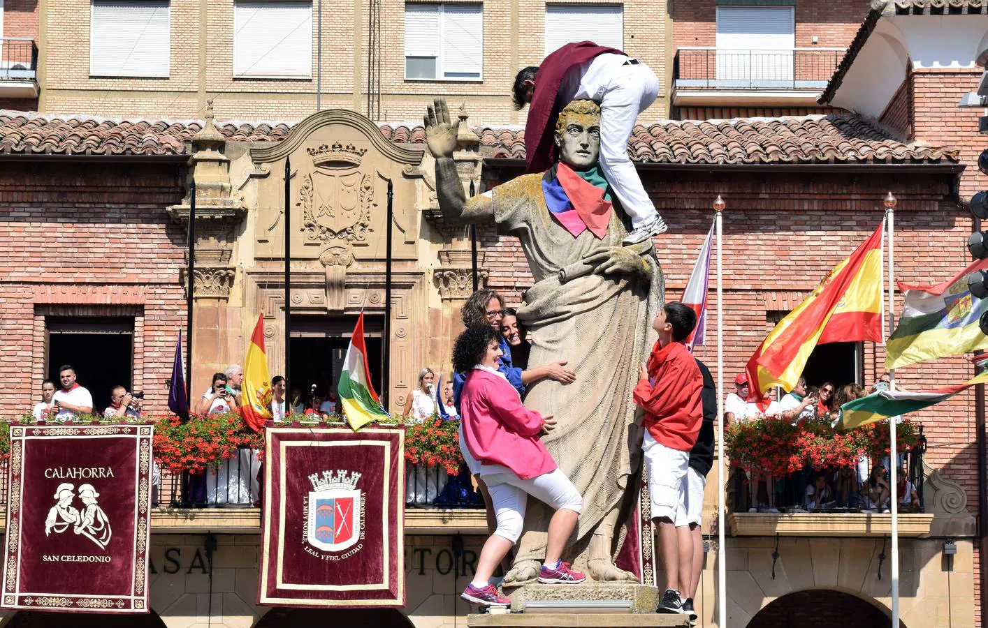 Fotos: La puesta del pañuelo a Quintiliano en las fiestas de Calahorra