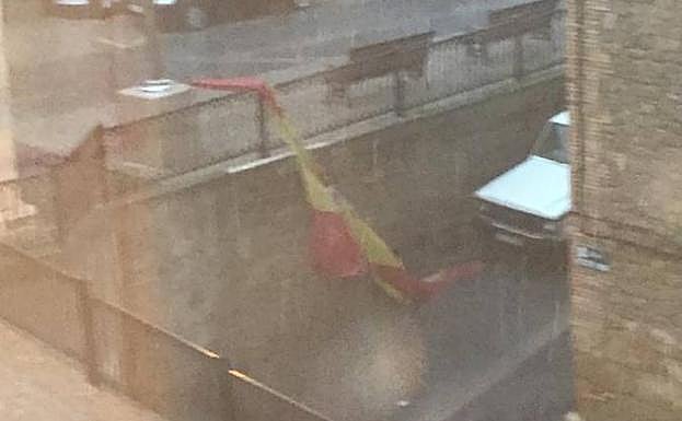 La bandera de Cenicero que ha caído a causa de la tormenta.