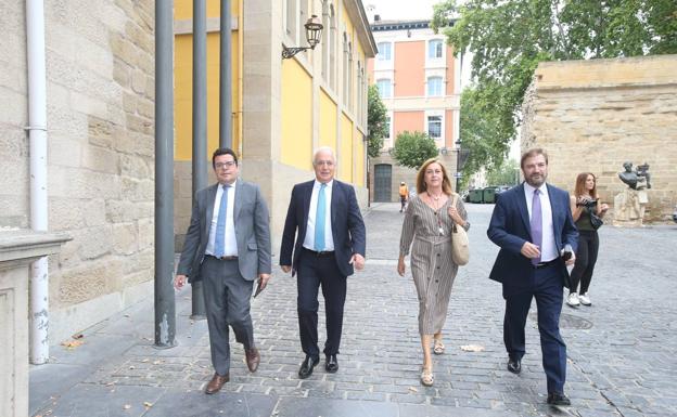 Dirigentes del PP llegando a la reunión