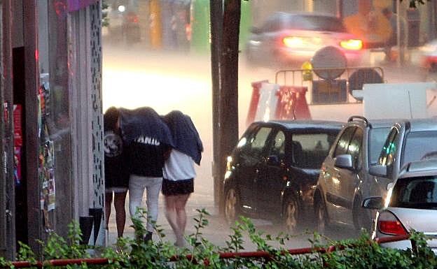 La lluvia ha caído con fuerza en Logroño.