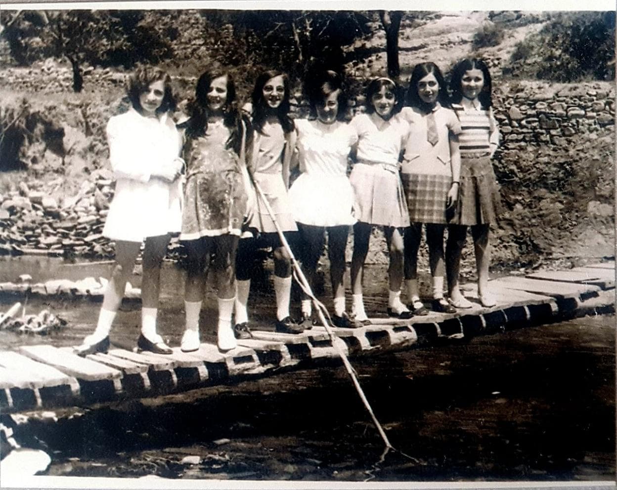 Chicas de Igea, en el puente sobre el Linares | La Rioja