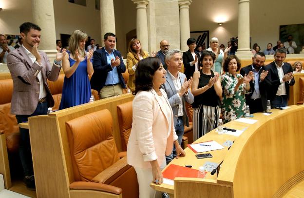 Andreu recibe el aplauso de la bancada socialista tras su intervención en la primera sesión del debate de investidura. :: juan marín