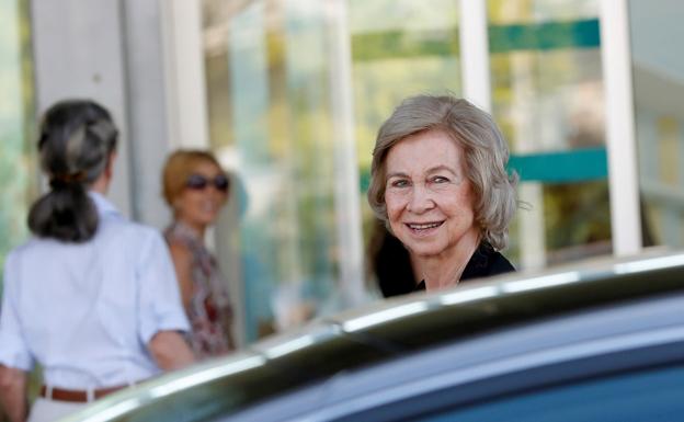 Doña Sofía, a su llegada a Pozuelo para ver a don Juan Carlos. 