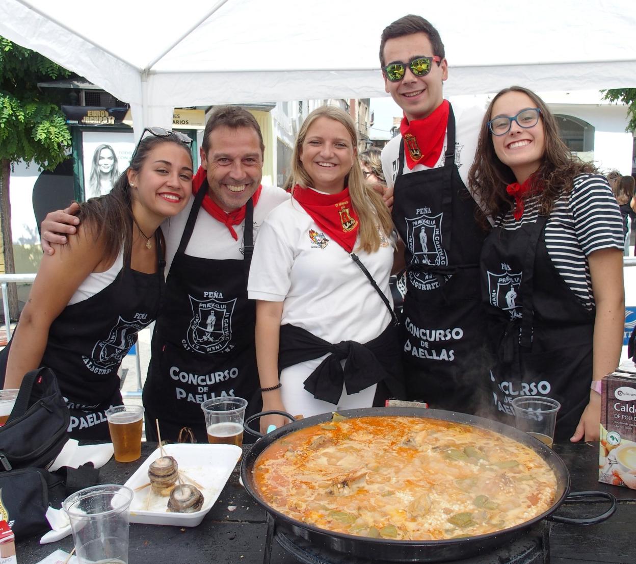 Una de las cuadrillas participantes en el concurso de paellas. :: i.á.