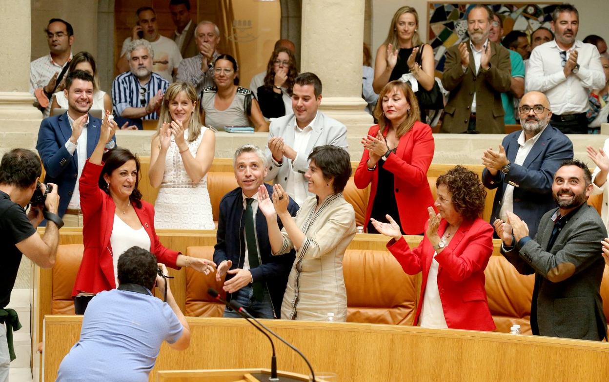 Concha Andreu recibe el aplauso de la bancada socialista tras la votación de ayer que confirmó su investidura. :: juan marín