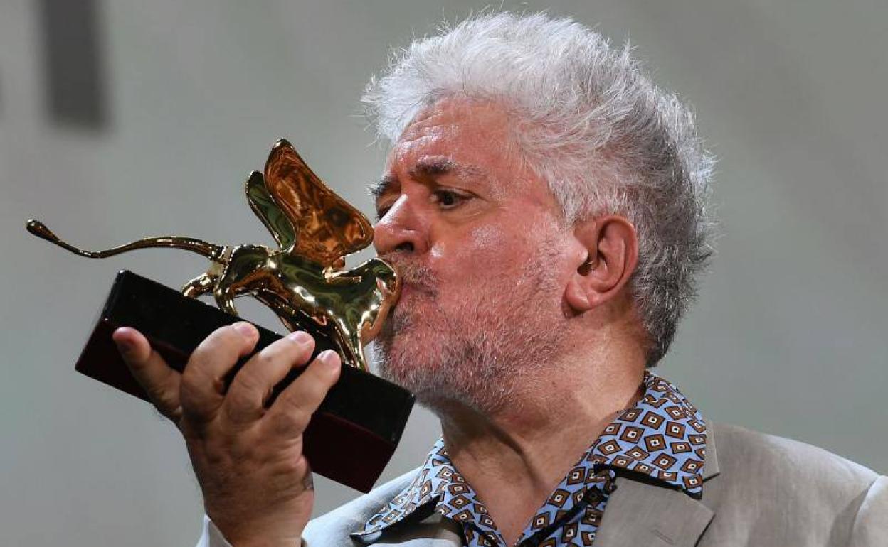 El director de cine español Pedro Almodóvar, besa el León de Oro en el Festival de Venecia.