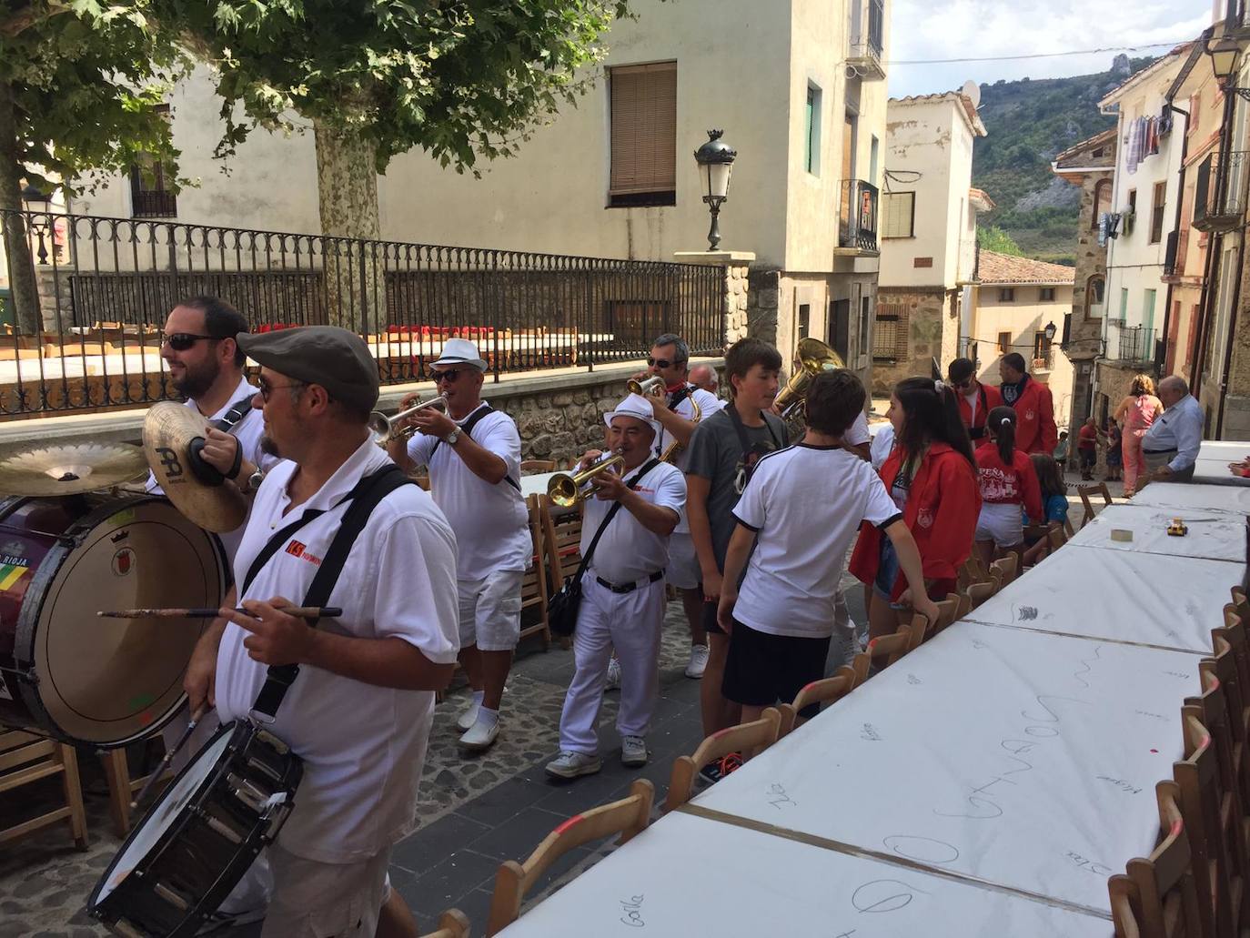 Una de la cuadrillas con integrantes de todas las edades. 