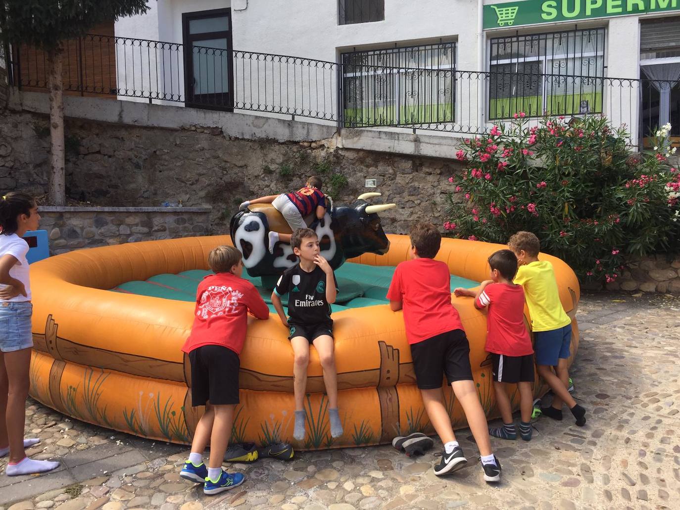 Una de la cuadrillas con integrantes de todas las edades. 