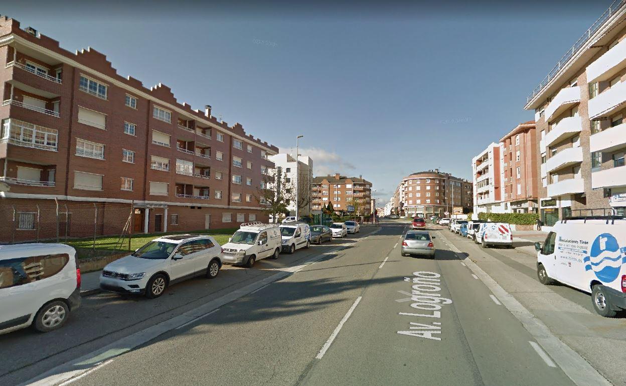 La avenida de Logroño, de Haro, calle en la que se encuentra la vivienda en la que se ha originado el incendio