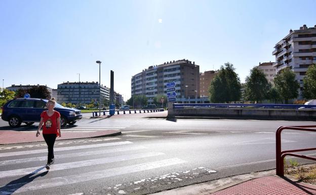 Pasarela de Los Lirios. El actual Gobierno no ha expresado un 'no' rotundo, pero todo indica que no habrá pasarela. Las primeras soluciones son presencia policial, semáforos e itinerario ciclista. 