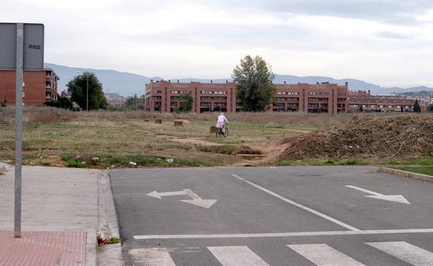 Avenida de la Sierra. Las máquinas no han llegado y previsiblemente tardarán en hacerlo. Todavía debe producirse un encuentro con la Junta de Compensación. 