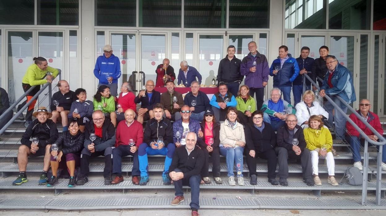 Participantes en la cata celebrada ayer en el aparcamiento de la estación de esquí de Valdezcaray. :: l.r.