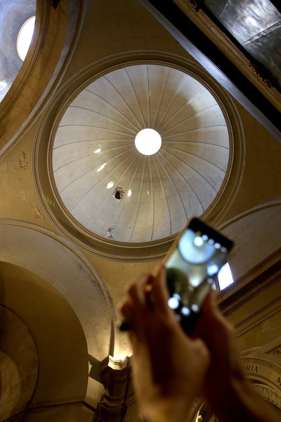 Fotos: Una grúa golpea un pináculo de La Redonda que atraviesa una cúpula y los cascotes hieren a una niña