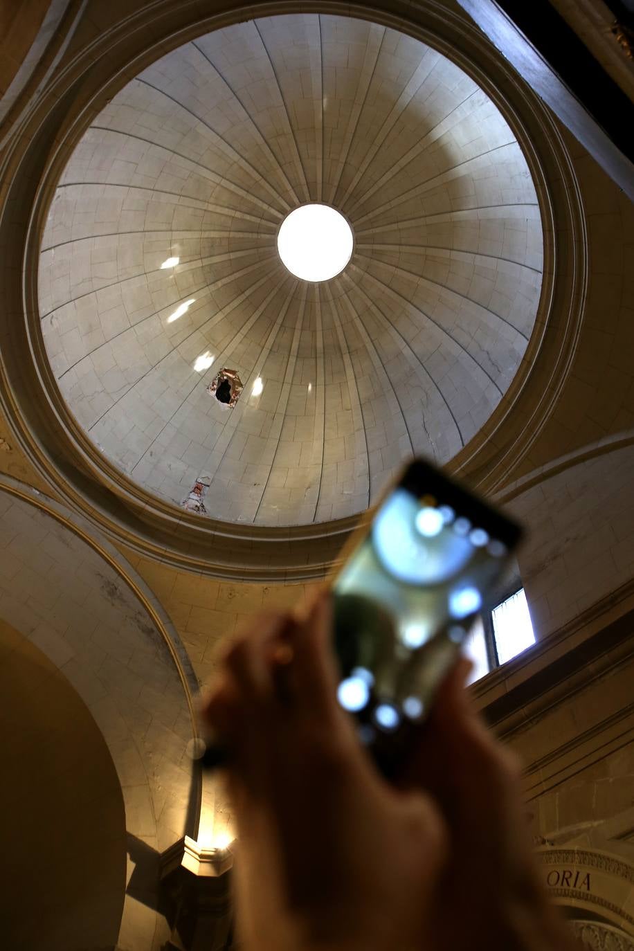 Fotos: Una grúa golpea un pináculo de La Redonda que atraviesa una cúpula y los cascotes hieren a una niña