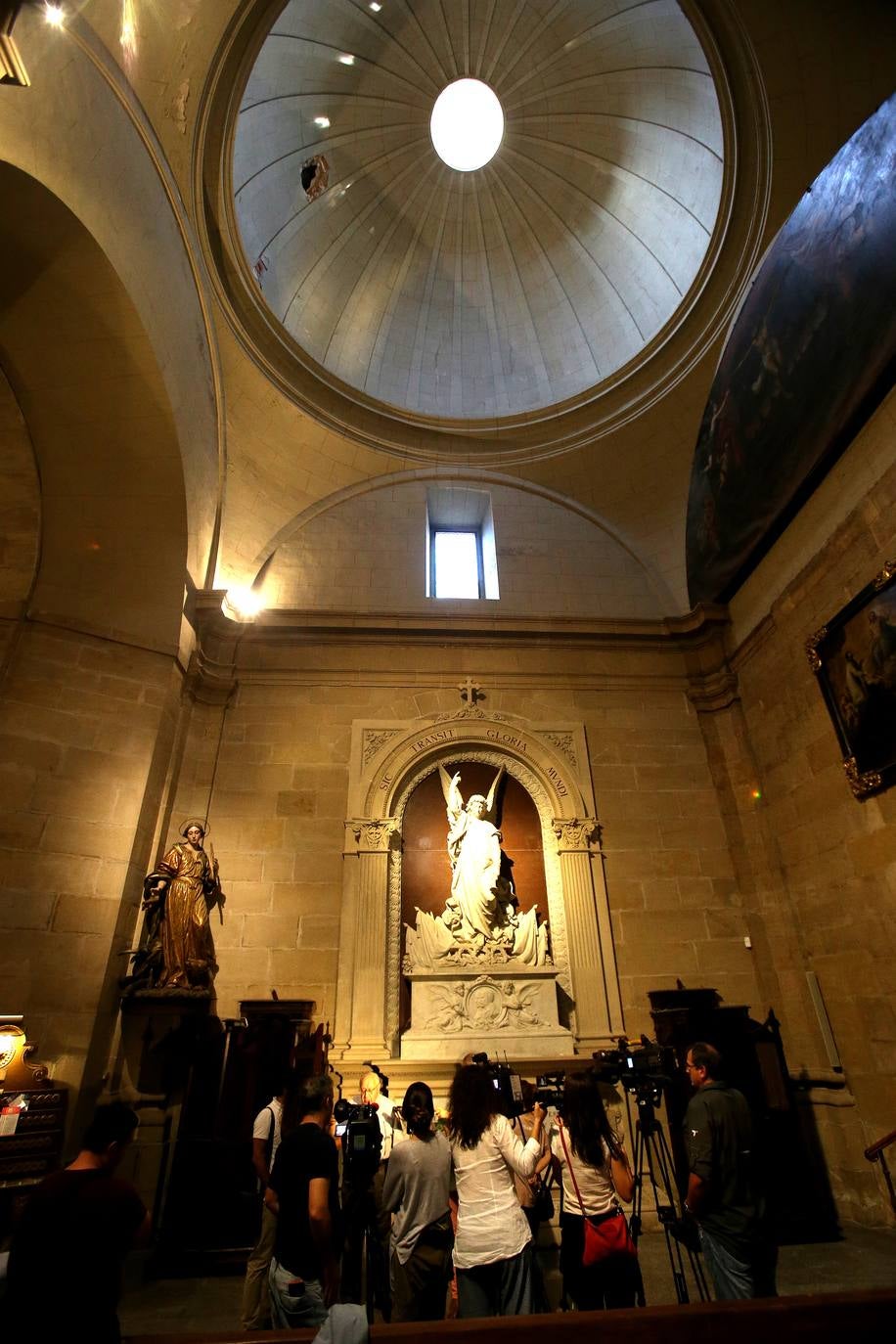 Fotos: Una grúa golpea un pináculo de La Redonda que atraviesa una cúpula y los cascotes hieren a una niña