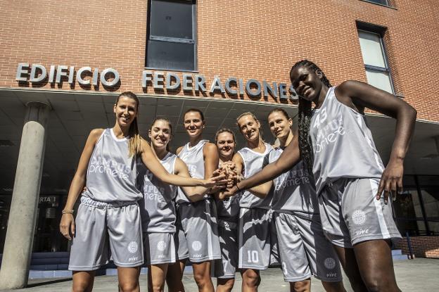 Ani Calvo, Estebas, Stamenkovic, Miloglav, Knezevic, Ivanovic y Gidden, ayer ante el Palacio de los Deportes. 