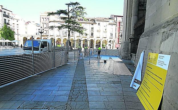 Colocación del vallado de obra delante de la portada principal de la concatedral.