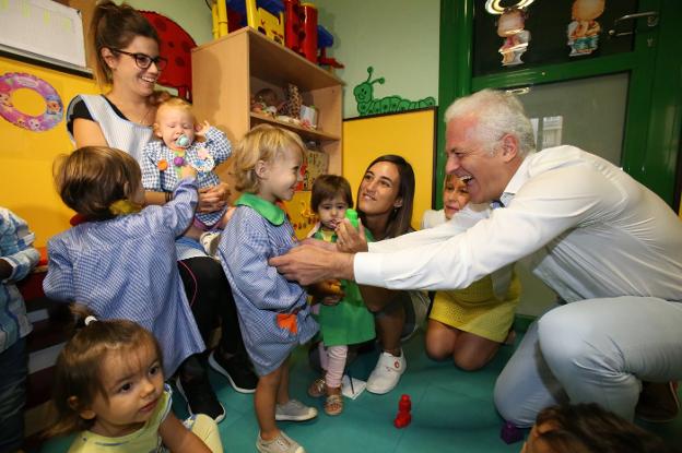 El alcalde de Logroño, ayer en la inauguración del nuevo curso escolar en la escuela infantil municipal Casa Cuna. :: juan MARín