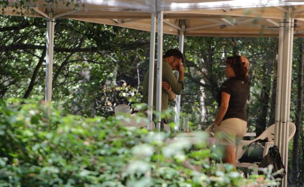 Familiares de Blanca Fernández Ochoa reciben la noticia en la zona de coordinación de la búsqueda.