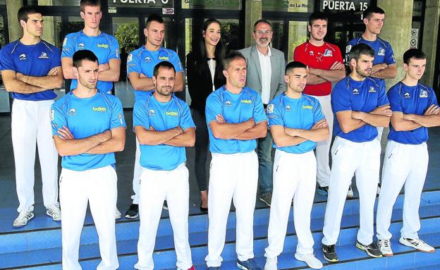 Los pelotaris que lucharán por el título de San Mateo, a excepción de Altuna, con fiebre este miércoles, posan antes de la feria en el Palacio de los Deportes. 