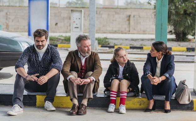 Nacho López, Óscar Martínez, Mafalda Carbonell, e Inma Cuesta, la familia protagonista de 'Vivir dos veces'.