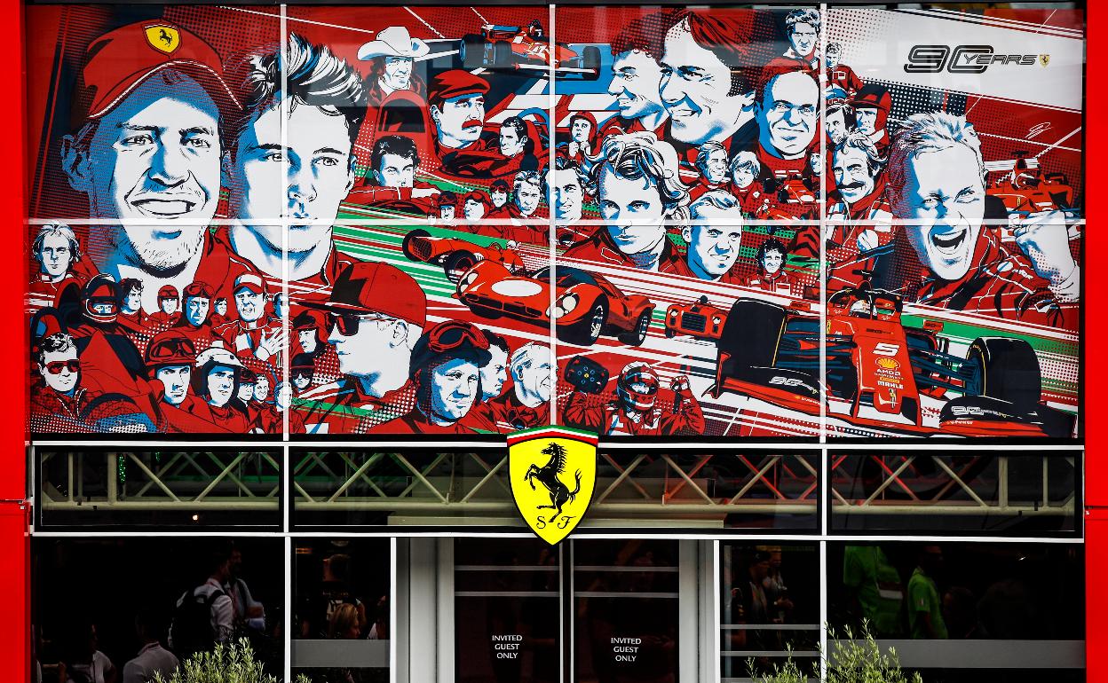 La Scuderia Ferrari luce una decoración especial en su motorhome durante el Gran Premio de Italia en Monza