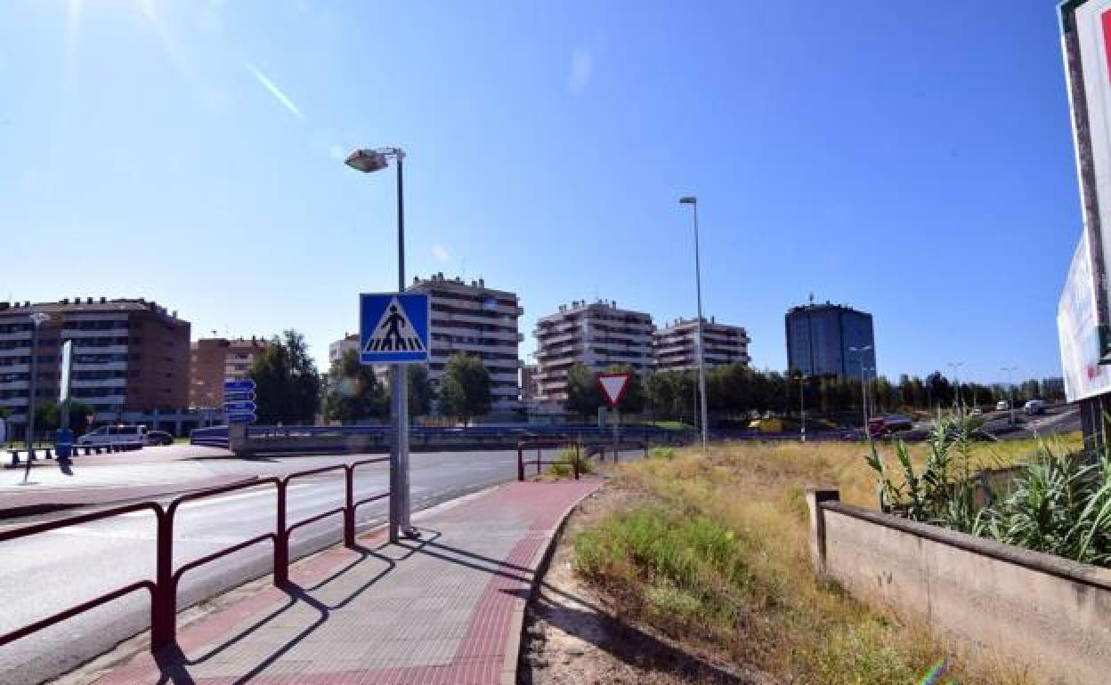 Cruce entre Aveninda de la Paz y el barrio de Los Lirios.