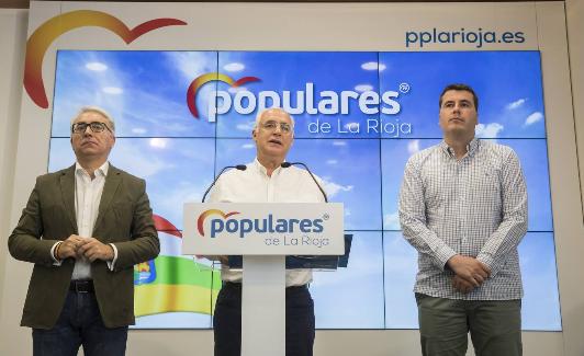 Ceniceros, ayer, flanqueado por Jesús Ángel Garrido y Diego Bengoa. 