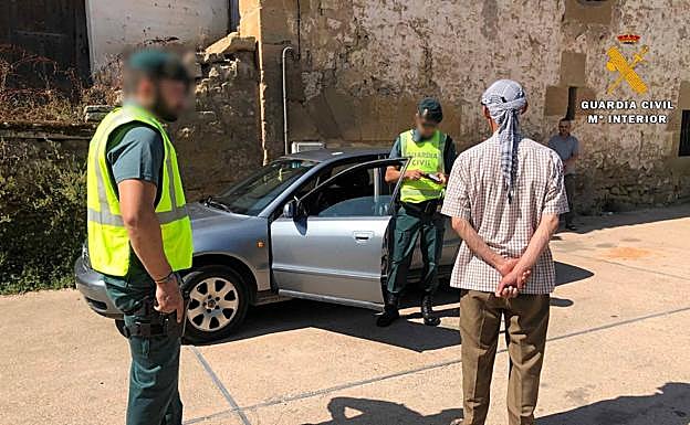 La Guardia Civil procede a la identificación de un individuo. 