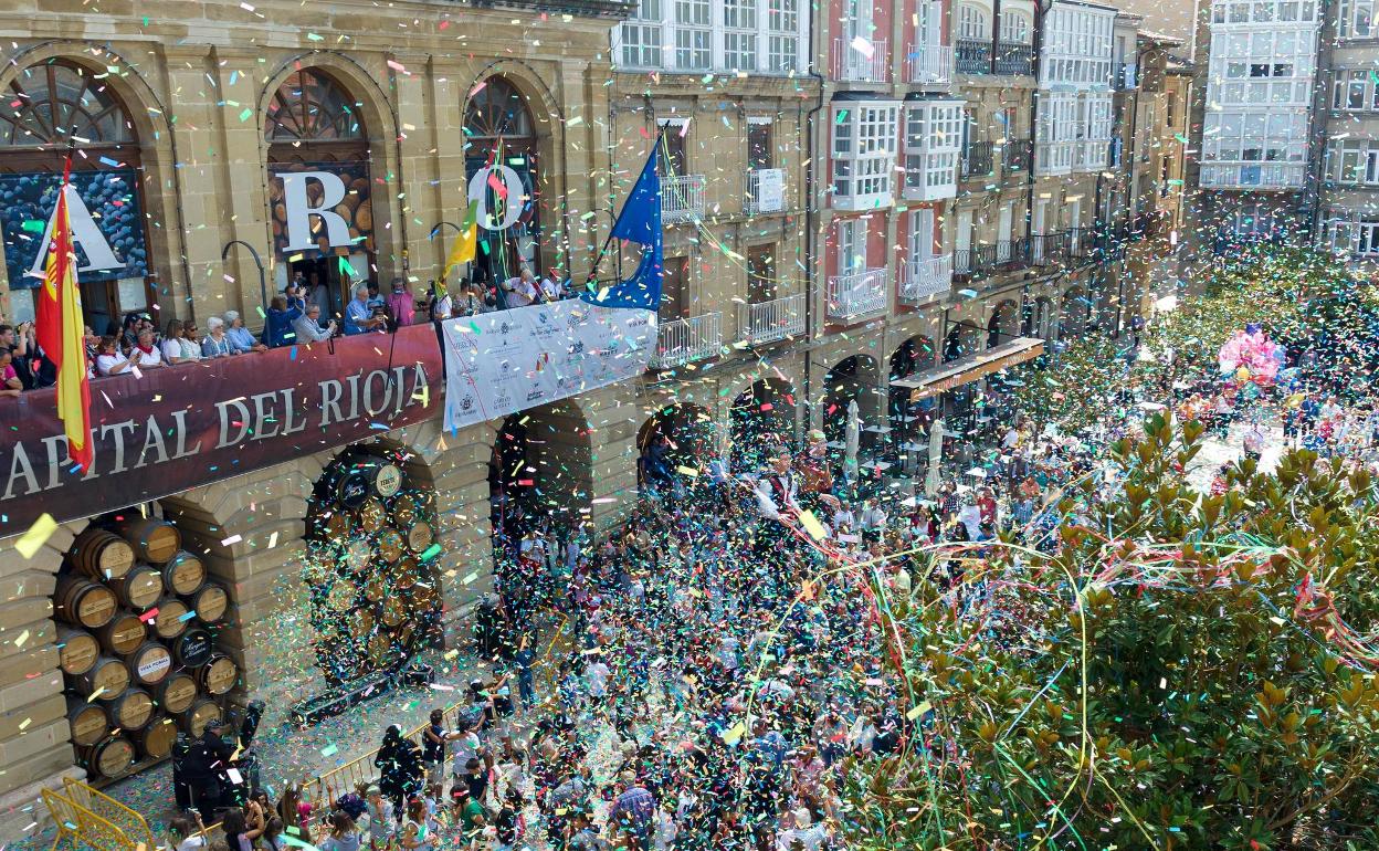 Una repleta Plaza de La Paz es testigo del chupinazo de las fiestas de Haro