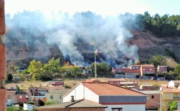 La cuesta del mirador de La Cobacha, en Murillo, en llamas. :