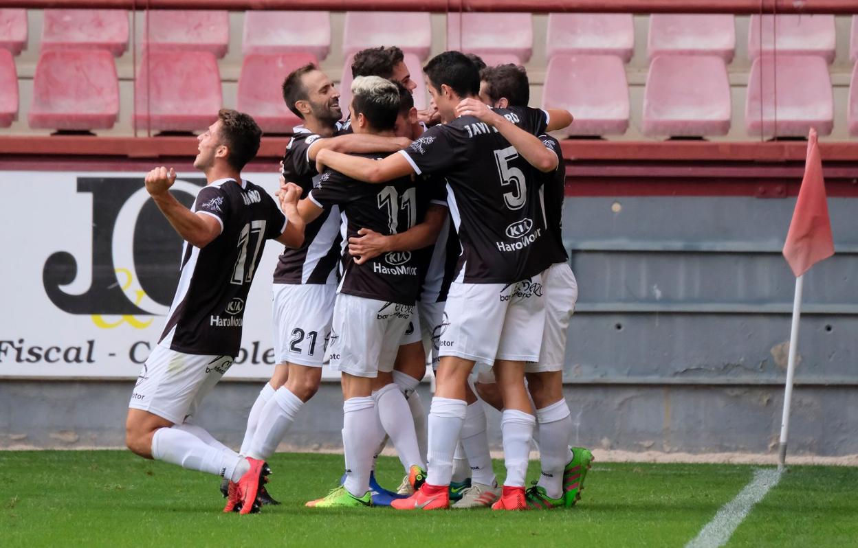 Los futbolistas del Haro celebran el gol de la victoria en Las Gaunas. 