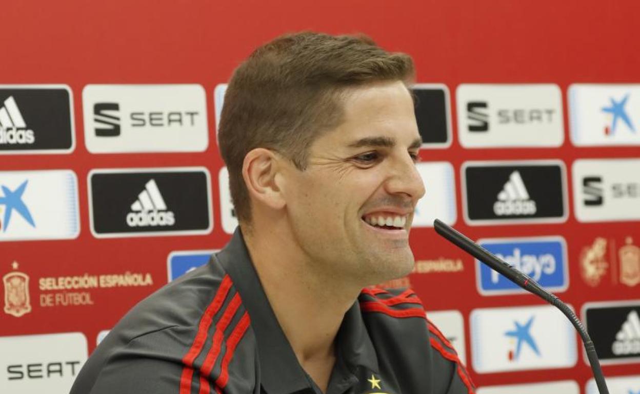 El seleccionador español de fútbol, Robert Moreno, sonriente, durante su comparecencia del sábado en El Molinón. 
