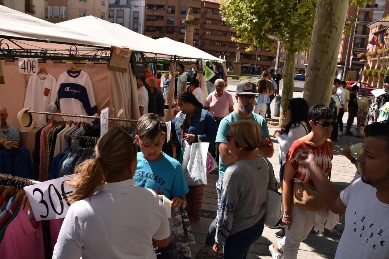 Puestos del Promostock situados en el Paseo del Mercadal, cerca de 'La Moza'. ::