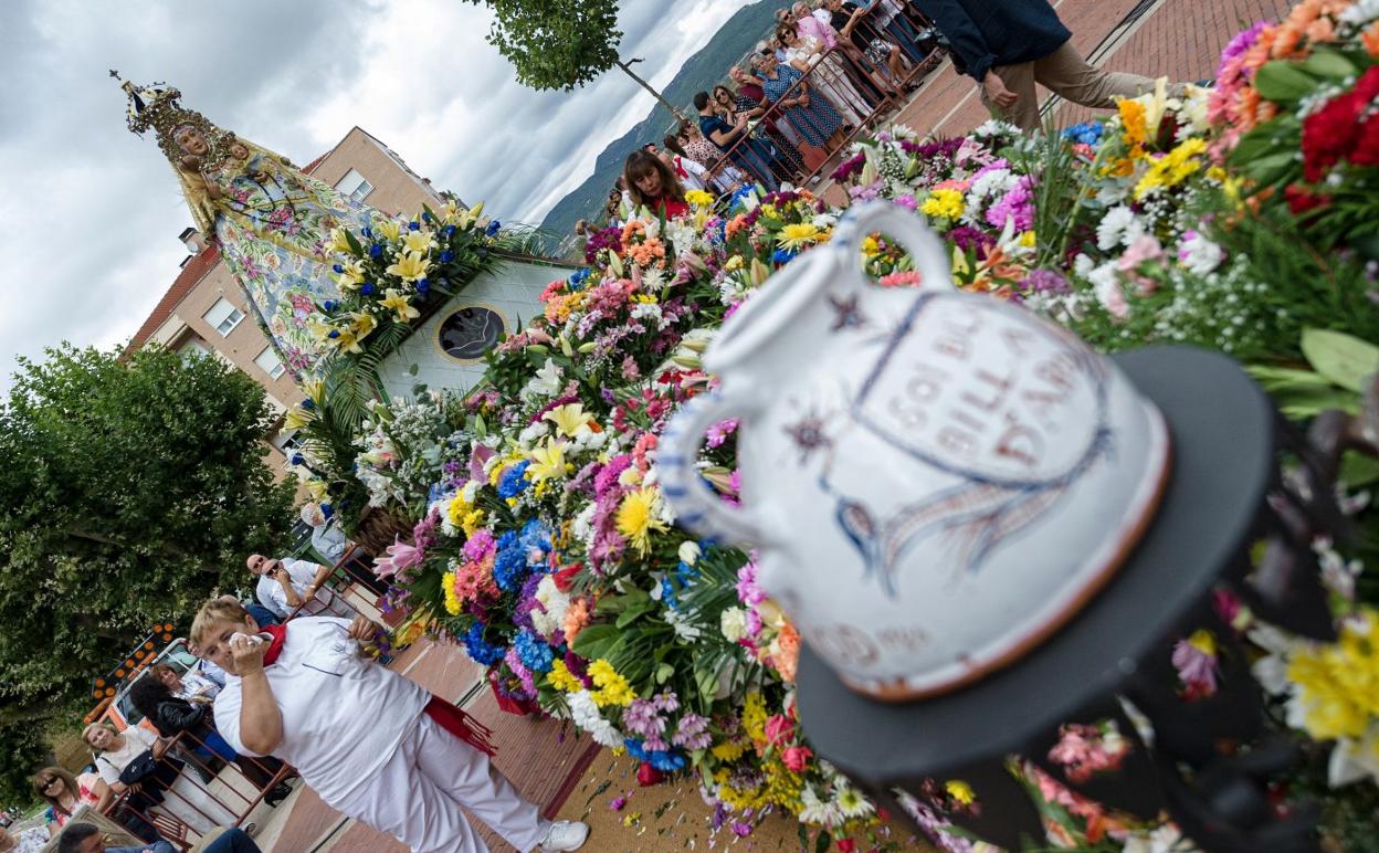 Emoción en la ofrenda de flores a la Virgen de la Vega celebrada ayer en los Jardines de la Vega de Haro. :: Donézar